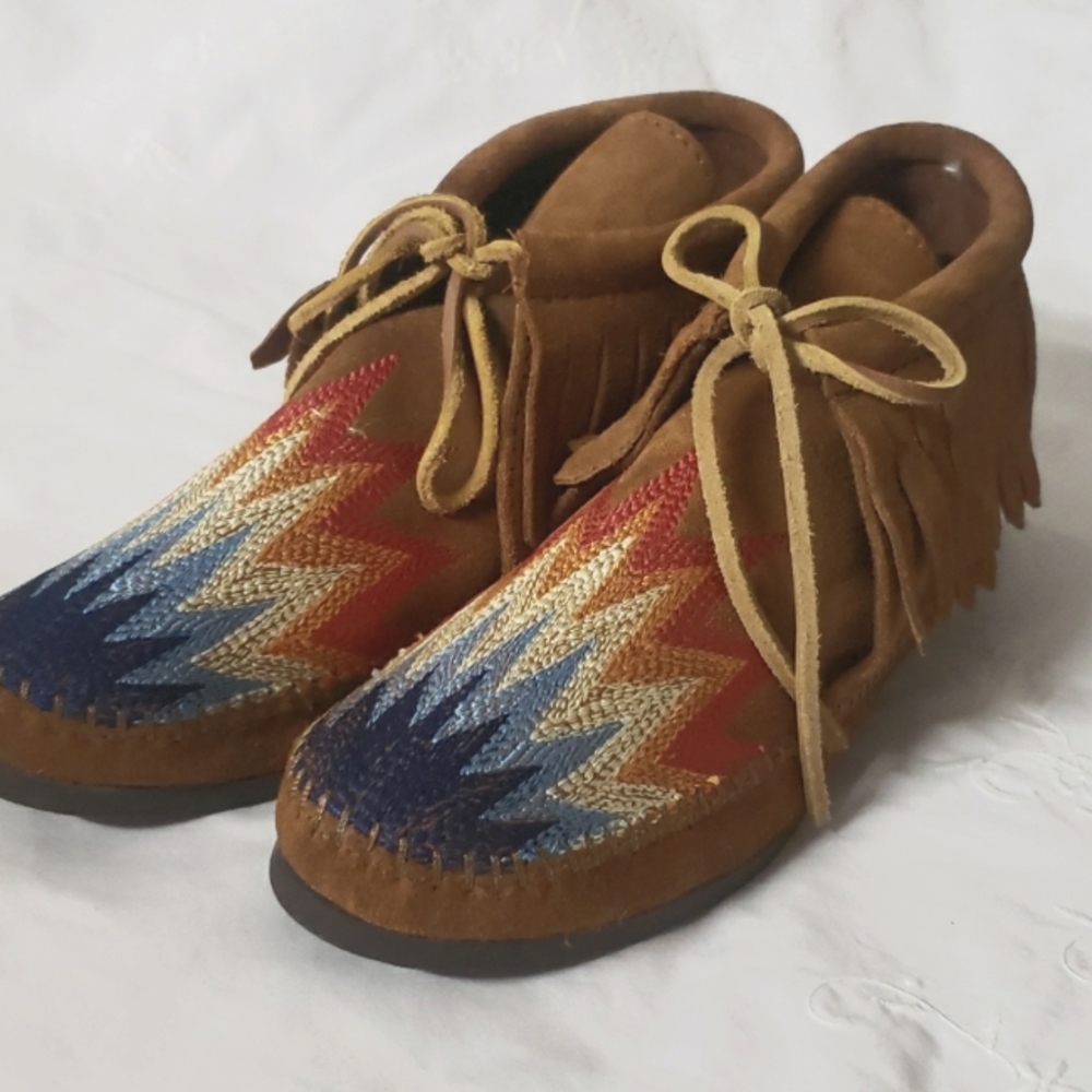 NWOT Minnetonka Leather Moccasin Booties